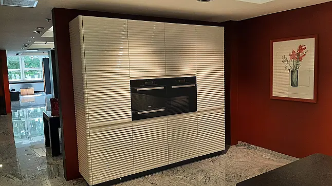 Hochwertige Designküche in Hochglanzlack Weiss mit extravaganter Optik
