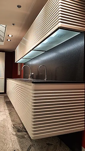 Hochwertige Designküche in Hochglanzlack Weiss mit extravaganter Optik