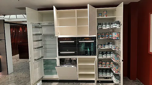 Hochwertige Designküche in Hochglanzlack Weiss mit extravaganter Optik