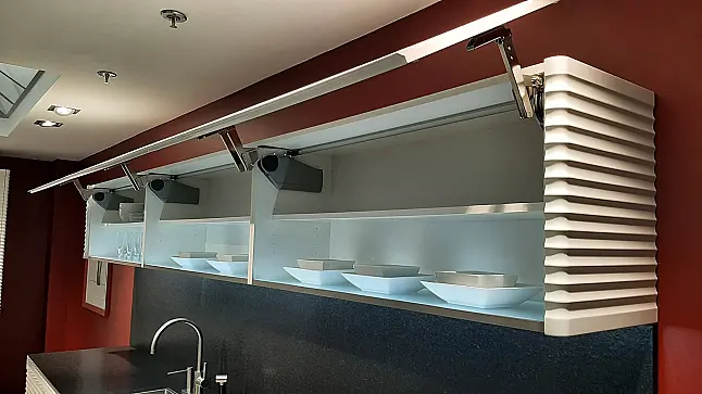 Hochwertige Designküche in Hochglanzlack Weiss mit extravaganter Optik
