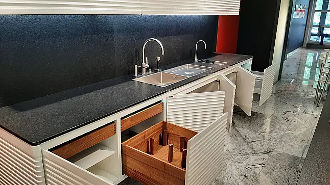 Hochwertige Designküche in Hochglanzlack Weiss mit extravaganter Optik