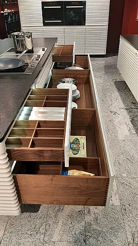 Hochwertige Designküche in Hochglanzlack Weiss mit extravaganter Optik