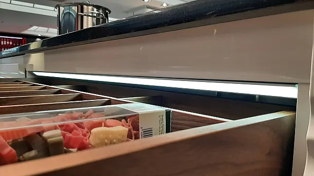 Hochwertige Designküche in Hochglanzlack Weiss mit extravaganter Optik