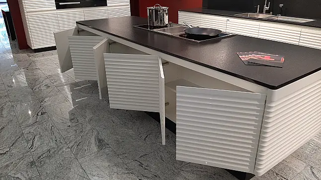 Hochwertige Designküche in Hochglanzlack Weiss mit extravaganter Optik