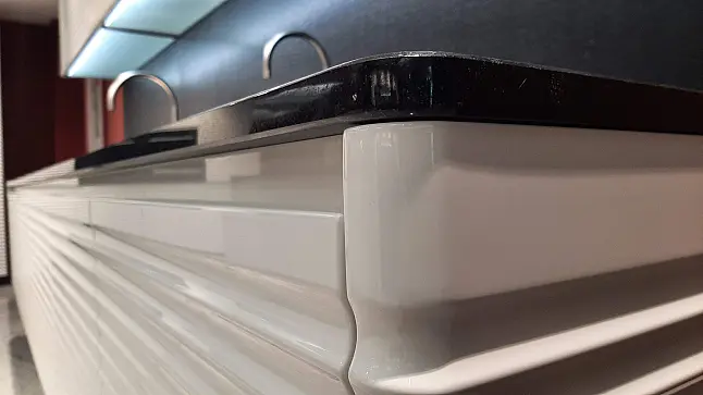 Hochwertige Designküche in Hochglanzlack Weiss mit extravaganter Optik