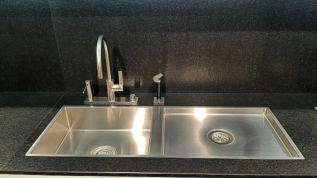 Hochwertige Designküche in Hochglanzlack Weiss mit extravaganter Optik