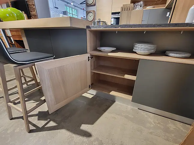 Massivholz Einbauküche in Eiche mit Natursteinplatte in Braun Silk