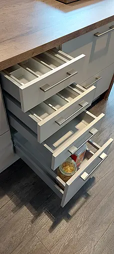 L-Küche mit Barplatte