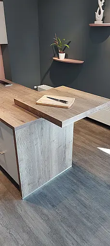 L-Küche mit Barplatte