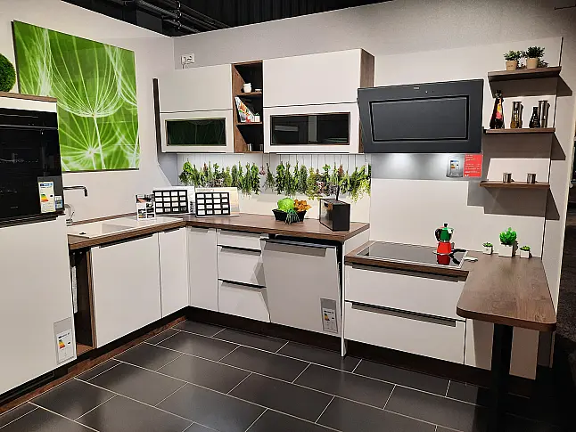 schicke L-Küche mit E-Geräten Winkelküche in Space grey Hellgraue Küche mit Essplatz und inkl. Geschirrspüler
