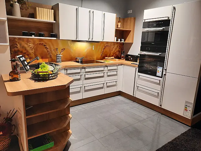 Trendige Weiße Küche mit Holz Akzenten in Alteiche Barrique NB und dekorativer Nischenrückwand