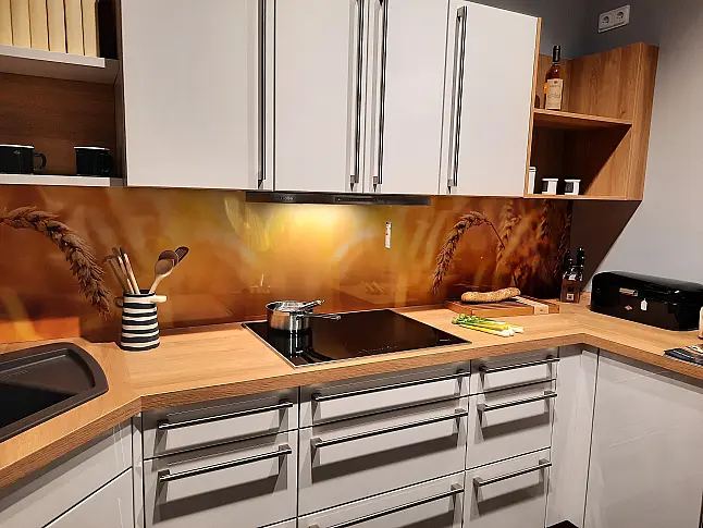 Trendige Weiße Küche mit Holz Akzenten in Alteiche Barrique NB und dekorativer Nischenrückwand