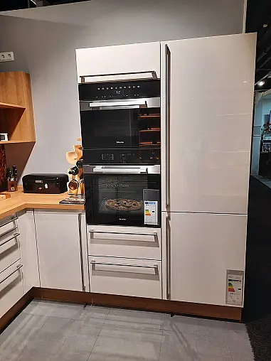 Trendige Weiße Küche mit Holz Akzenten in Alteiche Barrique NB und dekorativer Nischenrückwand