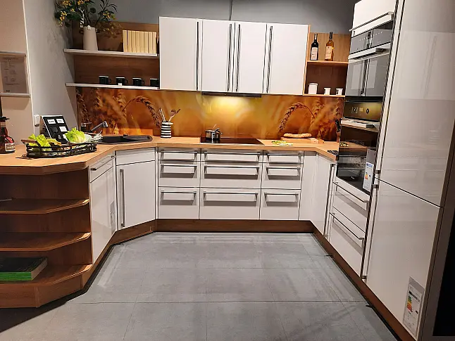 Trendige Weiße Küche mit Holz Akzenten in Alteiche Barrique NB und dekorativer Nischenrückwand