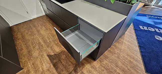 Einzeilig mit Glas Arbeitsplatte &amp; Ansatzinsel mit 20mm Granit Arbeitsplatte Taj Mahal