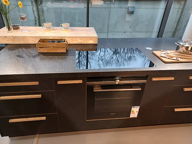 Moderne Küche mit beleuchteter Theke und Spülbecken