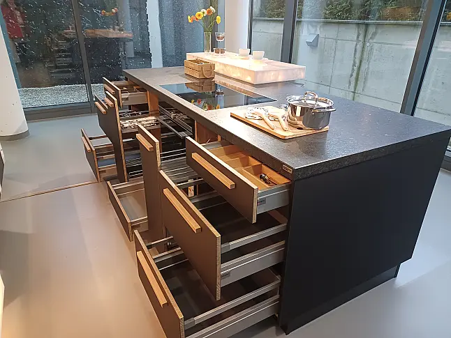Moderne Küche mit beleuchteter Theke und Spülbecken