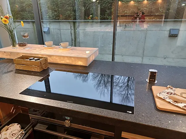 Moderne Küche mit beleuchteter Theke und Spülbecken