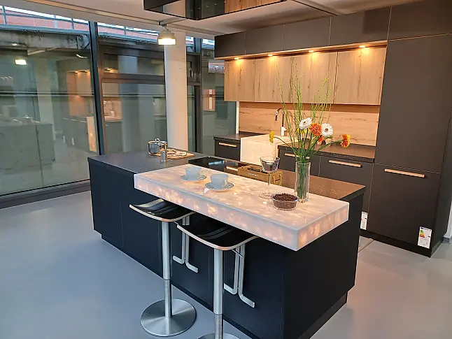 Moderne Küche mit beleuchteter Theke und Spülbecken