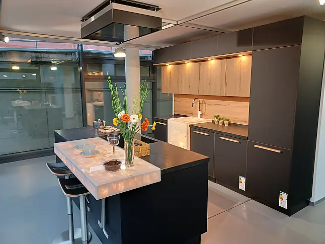 Moderne Küche mit beleuchteter Theke und Spülbecken