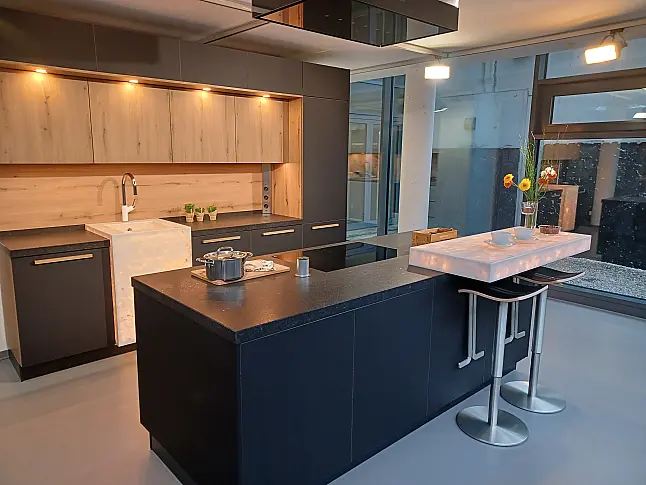 Moderne Küche mit beleuchteter Theke und Spülbecken