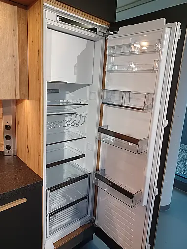 Moderne Küche mit beleuchteter Theke und Spülbecken