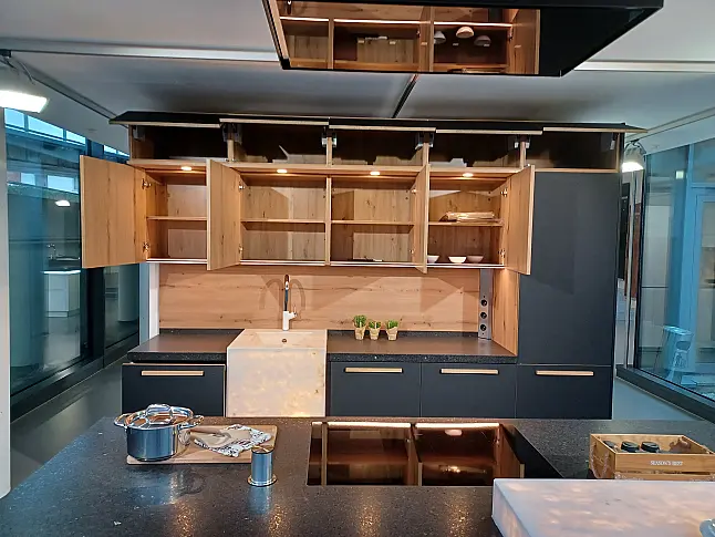 Moderne Küche mit beleuchteter Theke und Spülbecken