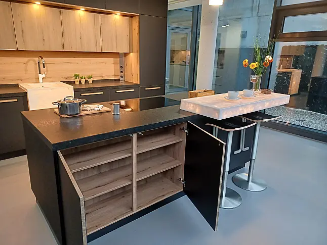 Moderne Küche mit beleuchteter Theke und Spülbecken