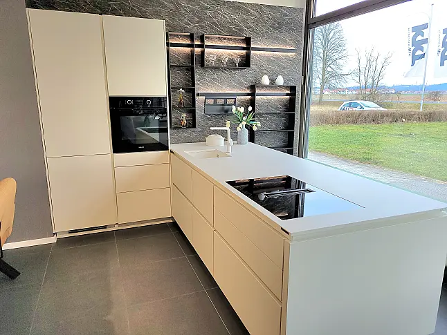 Elegante Grifflosküche mit Miele Geräten
