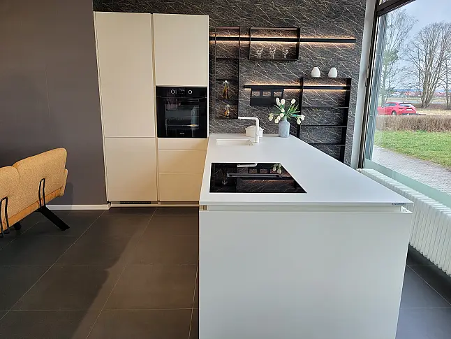 Elegante Grifflosküche mit Miele Geräten
