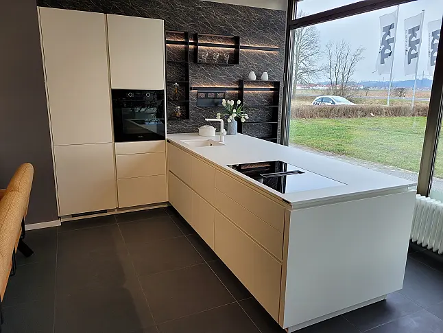Elegante Grifflosküche mit Miele Geräten