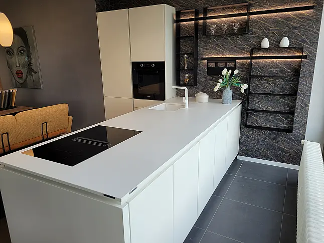 Elegante Grifflosküche mit Miele Geräten