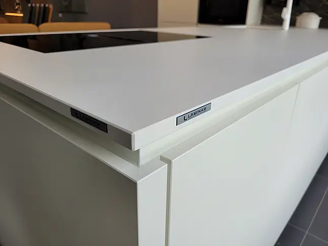 Elegante Grifflosküche mit Miele Geräten
