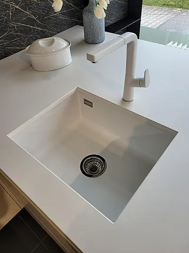 Elegante Grifflosküche mit Miele Geräten