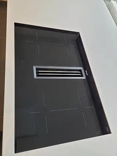 Elegante Grifflosküche mit Miele Geräten