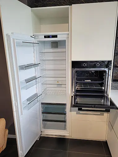 Elegante Grifflosküche mit Miele Geräten