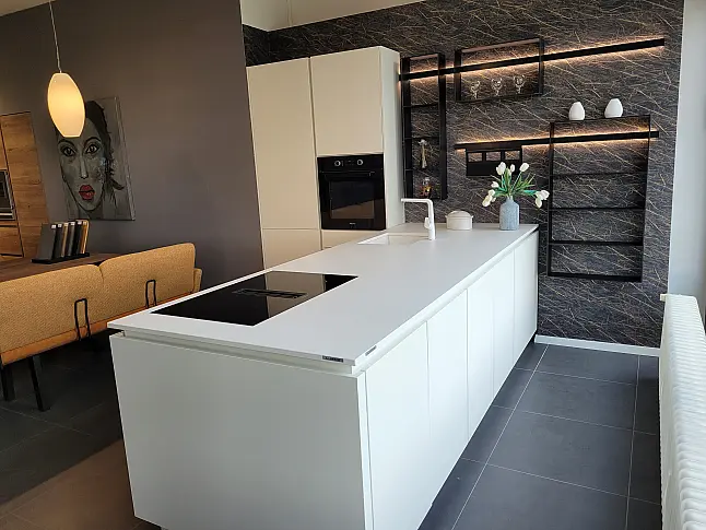 Elegante Grifflosküche mit Miele Geräten
