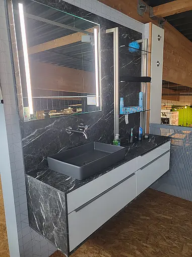 Nobilia Badmöbel Set mit Waschtisch Schwarz, Badschrank, Spiegel beleuchtet Nobilia Abverkauf Badezimmermöbel Alpinweiß Ultra Hochglanz Design Akzente in Marmor Optik