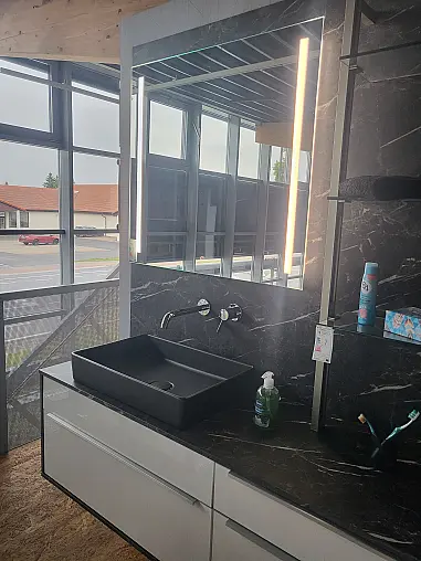 Nobilia Badmöbel Set mit Waschtisch Schwarz, Badschrank, Spiegel beleuchtet Nobilia Abverkauf Badezimmermöbel Alpinweiß Ultra Hochglanz Design Akzente in Marmor Optik