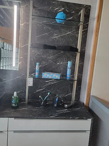 Nobilia Badmöbel Set mit Waschtisch Schwarz, Badschrank, Spiegel beleuchtet Nobilia Abverkauf Badezimmermöbel Alpinweiß Ultra Hochglanz Design Akzente in Marmor Optik