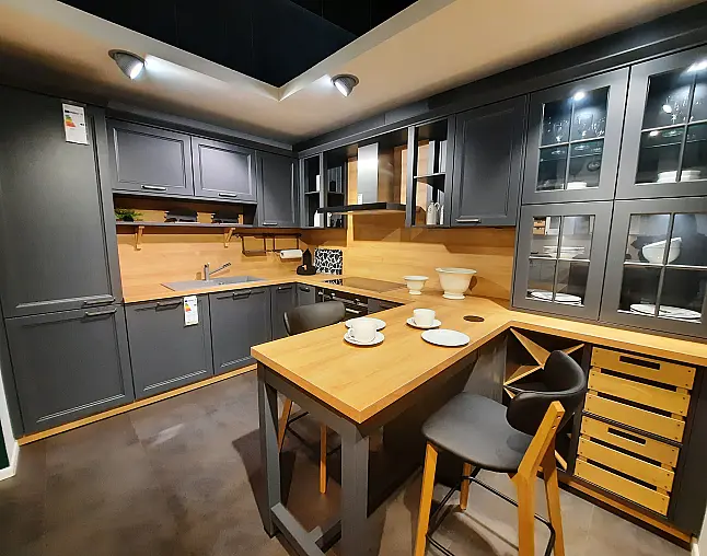 wunderschöne, moderne Landhausküche mit Tresen und extra viel Stauraum, Schwarz mit Holz kombiniert
