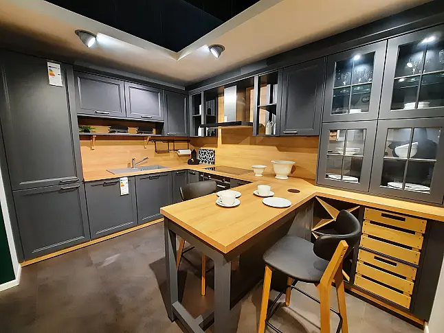 wunderschöne, moderne Landhausküche mit Tresen und extra viel Stauraum, Schwarz mit Holz kombiniert