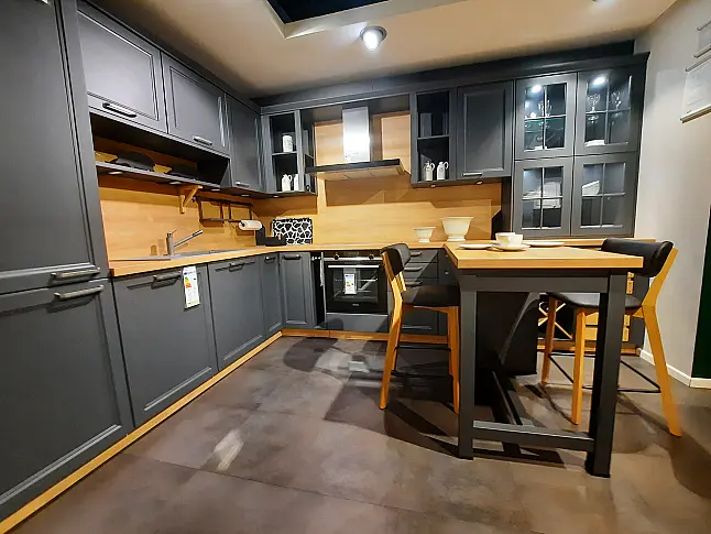 wunderschöne, moderne Landhausküche mit Tresen und extra viel Stauraum, Schwarz mit Holz kombiniert
