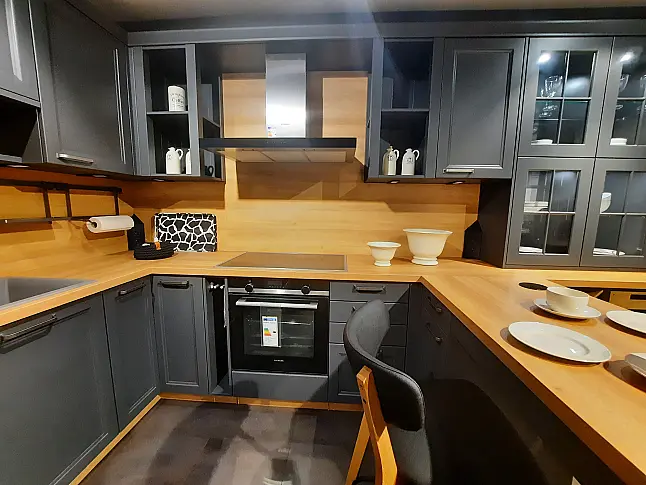 wunderschöne, moderne Landhausküche mit Tresen und extra viel Stauraum, Schwarz mit Holz kombiniert