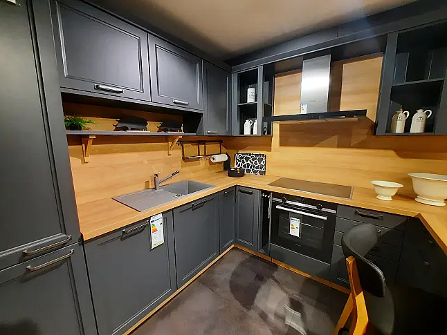 wunderschöne, moderne Landhausküche mit Tresen und extra viel Stauraum, Schwarz mit Holz kombiniert