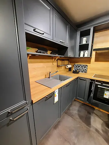 wunderschöne, moderne Landhausküche mit Tresen und extra viel Stauraum, Schwarz mit Holz kombiniert