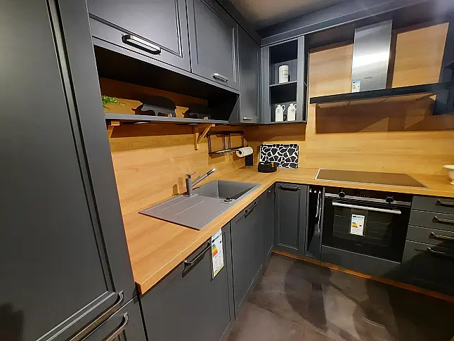 wunderschöne, moderne Landhausküche mit Tresen und extra viel Stauraum, Schwarz mit Holz kombiniert
