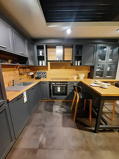 wunderschöne, moderne Landhausküche mit Tresen und extra viel Stauraum, Schwarz mit Holz kombiniert