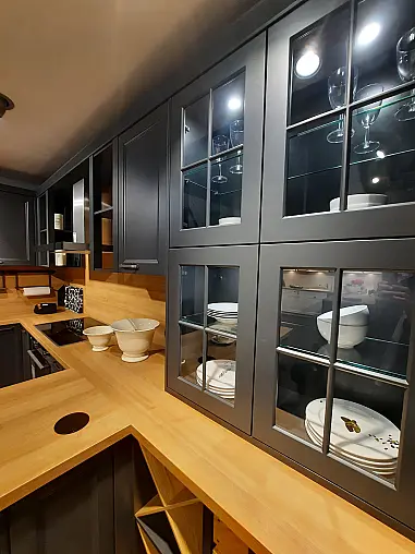 wunderschöne, moderne Landhausküche mit Tresen und extra viel Stauraum, Schwarz mit Holz kombiniert