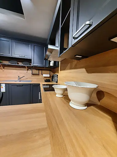 wunderschöne, moderne Landhausküche mit Tresen und extra viel Stauraum, Schwarz mit Holz kombiniert